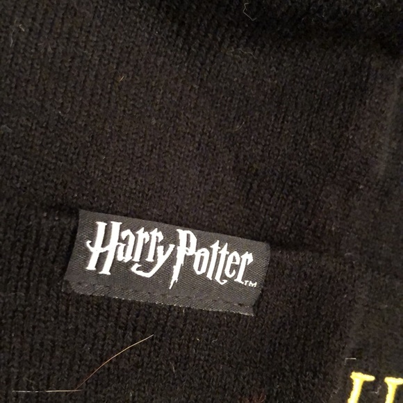 Harry Potter Hufflepuffer Navy & Yellow knit hat w/ pom pom NWOT - Picture 6 of 12